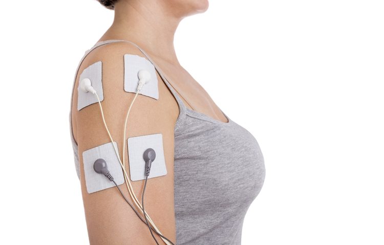 Colocación electrodos TENS para dolor de espalda  Electroestimulación TENS  para terapia del dolor 
